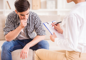 menino matriculado em um dos melhores centros de reabilitação para jovens adultos